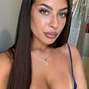 Meet your Posher, Adona